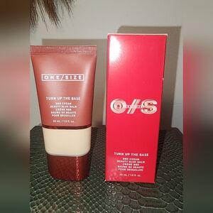 One Size -  Turn up the Base Beauty Blur Balm - Fair, Rosy Undertones Foundation